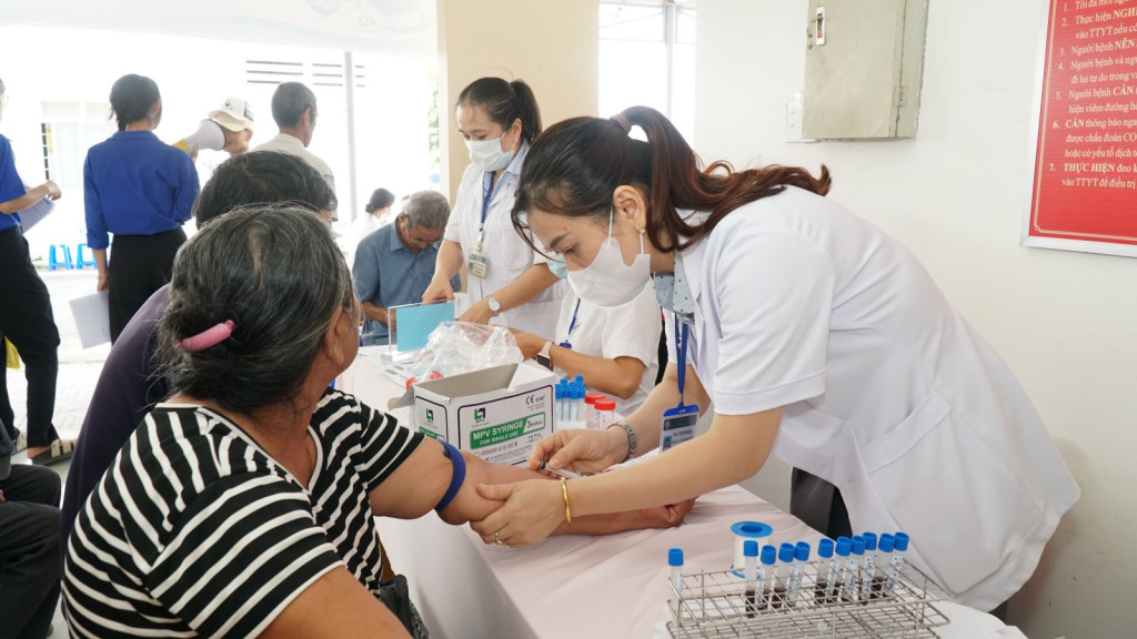 Triển khai khám sức khỏe định kỳ hoặc khám sàng lọc miễn phí cho người dân góp phần phát hiện sớm các yếu tố nguy cơ, bệnh tật để quản lý, tư vấn và điều trị kịp thời (Ảnh: Sở Y tế Đắk Lắk)
