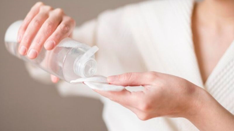 Nên chọn nước tẩy trang có độ pH gần với độ pH tự nhiên của da (Ảnh: Sưu tầm)