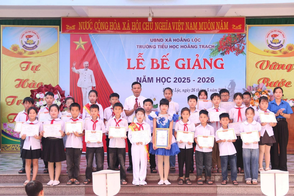 Các em học sinh đạt thành tích nổi bật được tuyên dương, khen thưởng tại lễ bế giảng năm học 2025-2026