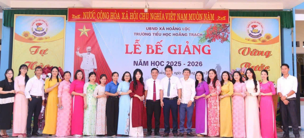 Tập thể cán bộ, giáo viên Trường Tiểu học Hoằng Trạch tại lễ tổng kết năm học 2025-2026.