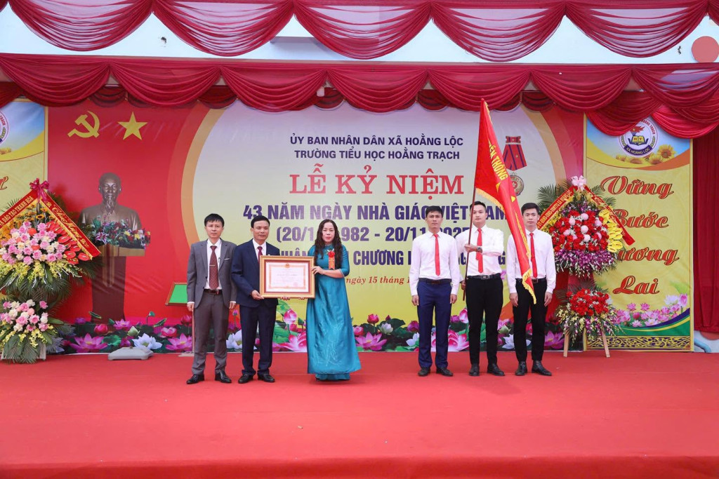 Huân chương Lao động hạng Ba, phần thưởng cao quý ghi nhận những đóng góp của Trường Tiểu học Hoằng Trạch đối với sự nghiệp giáo dục.
