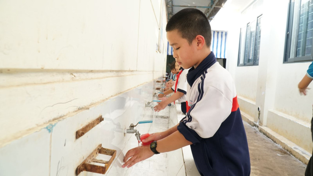 Thực hiện rửa tay với xà phòng đúng cách tại trường học là một trong những nội dung được chú trọng truyền thông nhằm nâng cao nhận thức, sức khoẻ người dân. (Ảnh: Sở Y tế Đắk Lắk)