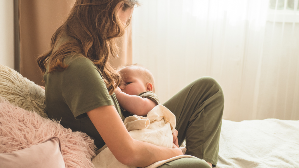  Trẻ cần được bú mẹ hoàn toàn trong 6 tháng đầu (Ảnh: Sưu tầm)