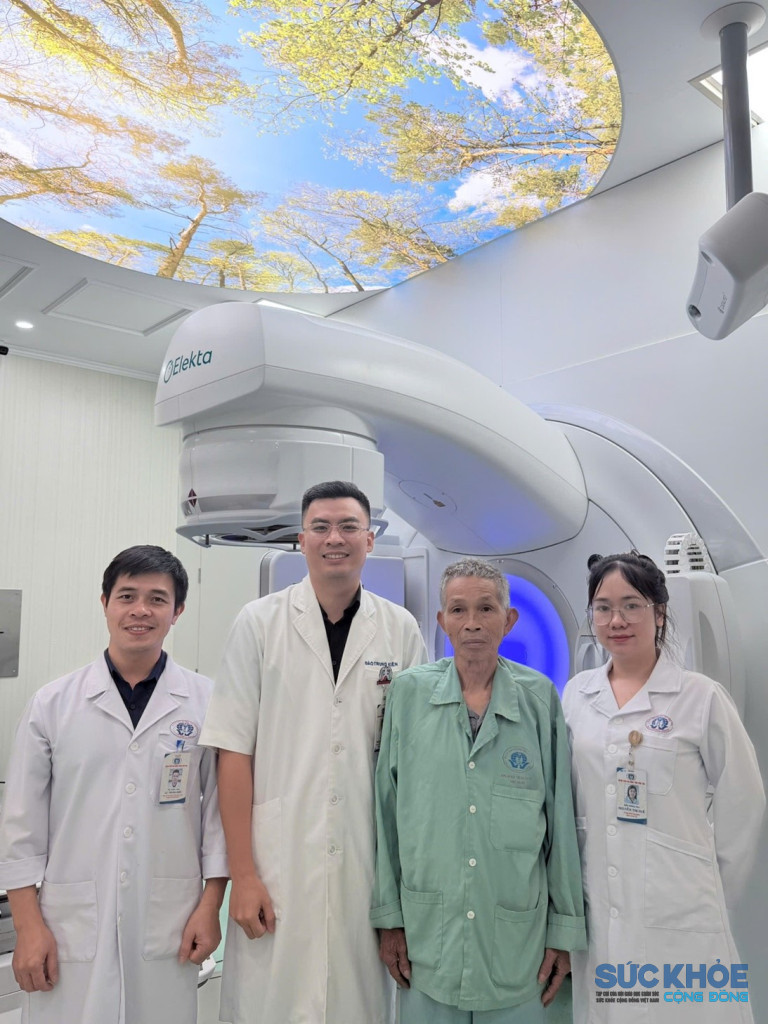 Người bệnh chụp ảnh cùng ekip sau khi kết thúc xạ phẫu định vị thân (ảnh: TL)