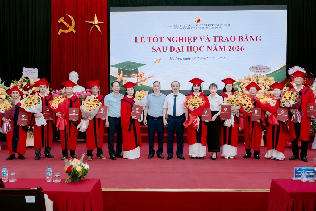 Lê tốt nghiệp và trao bằng bác sĩ chuyên khoa II cho 11 Bác sĩ thuộc Bệnh viện YHCT và PHCN tỉnh Phú Thọ (ảnh: TL)