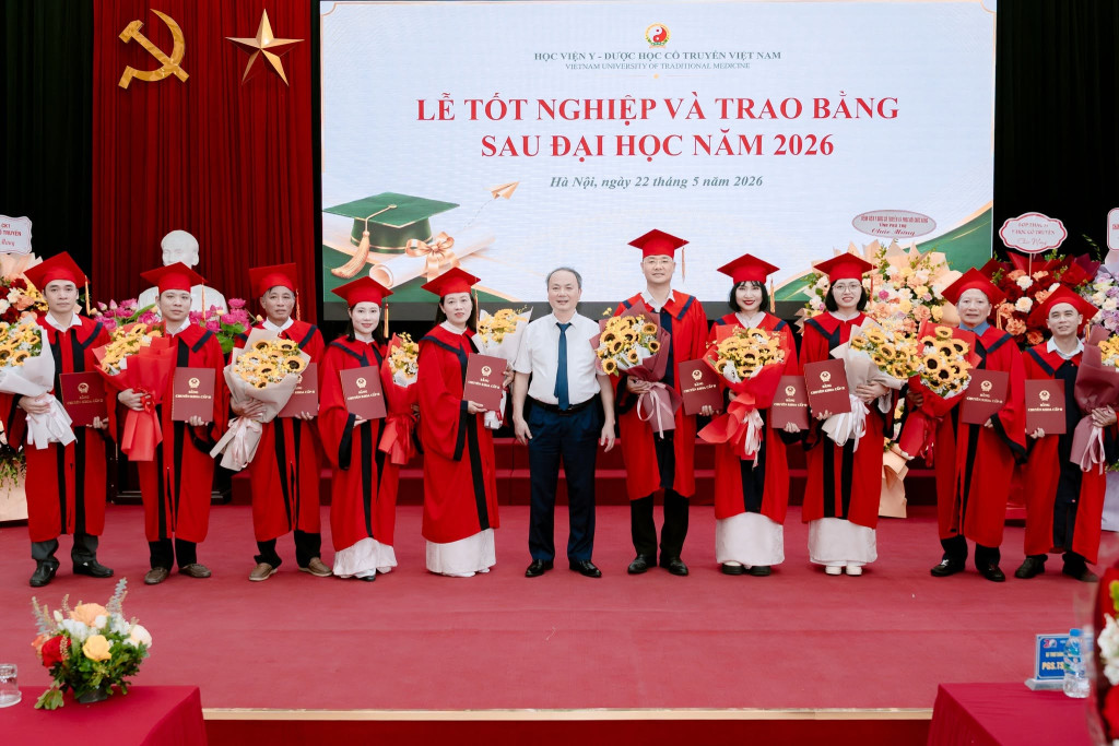 ThS.BSCKII Đào Đình Quang – Bí thư Đảng ủy, Giám đốc Bệnh viện ( đứng giữa) tặng hoa chúc mừng (ảnh:TL)