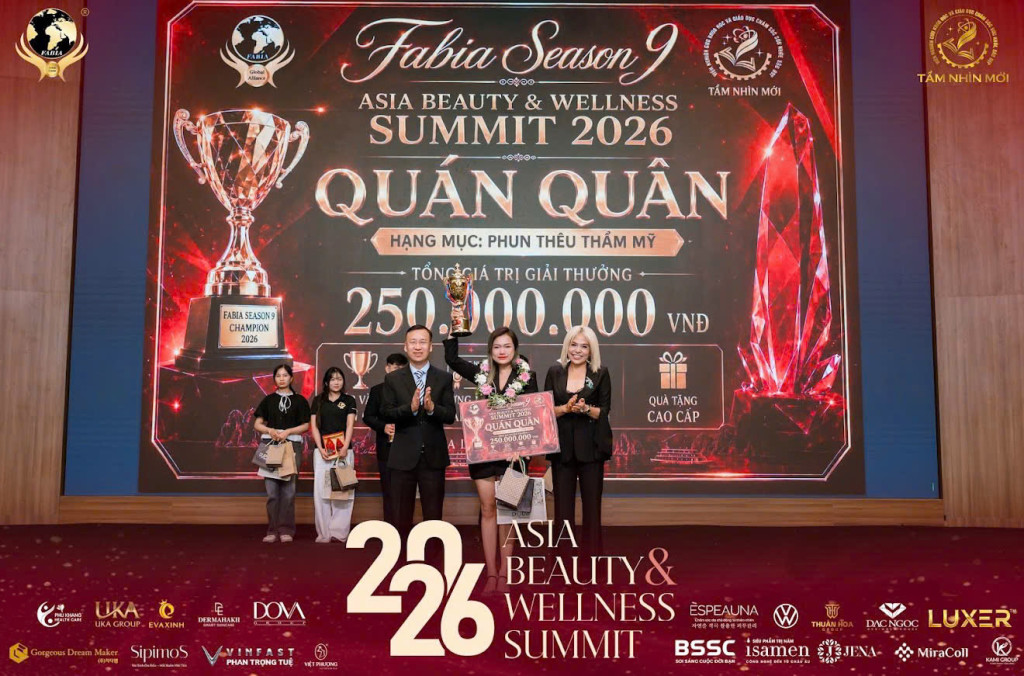 Khoảnh khắc Nguyễn Lê Ngọc nhận danh hiệu Quán quân hạng mục Phun thêu thẩm mỹ tại FABIA Season 9 (Ảnh: BTC)
