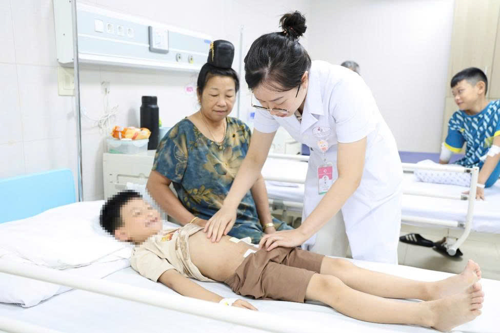 Bệnh nhi được kiểm tra lại vết mổ trước khi xuất viện