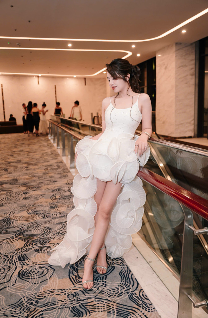 Ở Nguyễn Thị Điệp có sự mềm mại của sân khấu và sự quyết liệt của người trẻ đang đi đường dài với nghề làm đẹp (Ảnh: BTC)