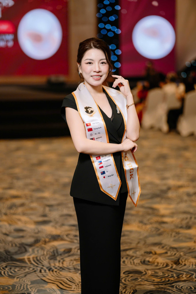Trong những buổi chia sẻ chuyên môn, Đào Thu Hằng chọn cách nói rõ ràng, điềm tĩnh và bám sát thực hành (Ảnh: BTC)