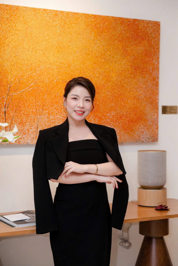 Vẻ đẹp nhẹ nhàng của một chuyên gia luôn chọn học hỏi làm nền tảng cho uy tín (Ảnh: BTC)