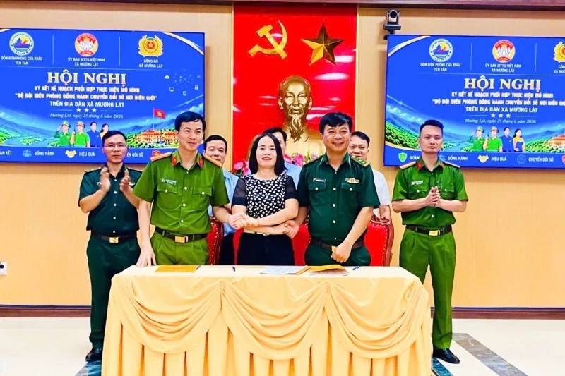 Đại diện Đồn Biên phòng Cửa khẩu Tén Tằn, xã Mường Lát và Công an xã Mường Lát thể hiện quyết tâm phối hợp triển khai mô hình “Bộ đội Biên phòng - đồng hành chuyển đổi số nơi biên giới” trên địa bàn xã Mường Lát