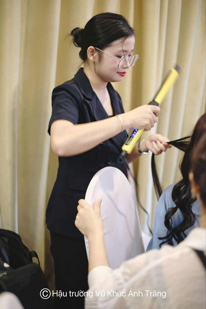 : Giữa hậu trường, Ngô Thị Mỹ Hạnh chăm chút từng đường nét trước giờ nhân vật bước ra ánh sáng (Ảnh: BTC)