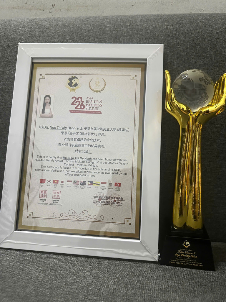 Chứng nhận và cúp vinh danh - phần thưởng đẹp cho một hành trình nghề nhiều kỷ luật (Ảnh: BTC)