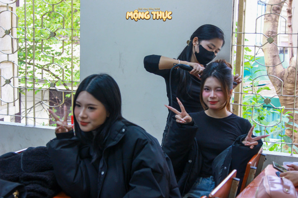Hậu trường show diễn - nơi mỗi đường cọ cần đi cùng sự bình tĩnh và tốc độ (Ảnh: BTC)