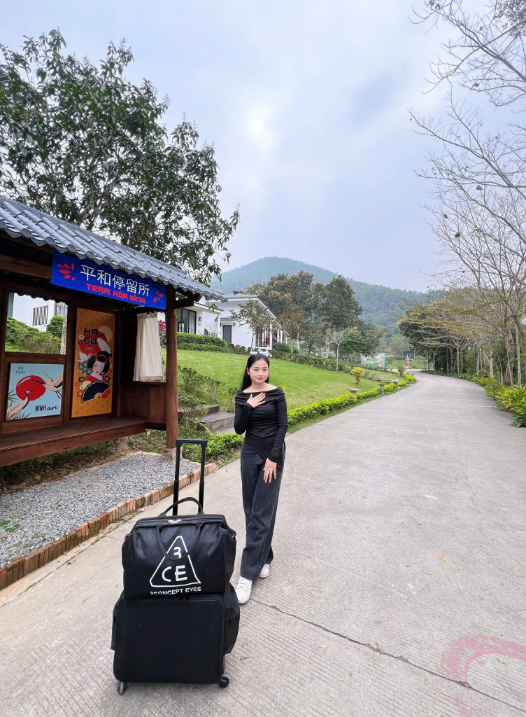 Hành trang nghề nghiệp gọn trong một chiếc vali, nhưng chứa cả đam mê, kỷ luật và những chuyến đi dài (Ảnh: BTC)