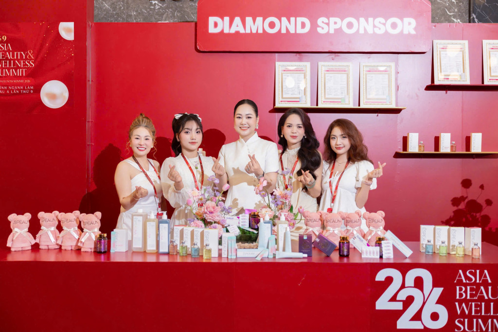 Đỗ Thu Huyền cùng đội ngũ tại khu vực Diamond Sponsor - nơi tinh thần làm nghề được thể hiện bằng sự chỉn chu trong từng chi tiết (Ảnh: BTC)