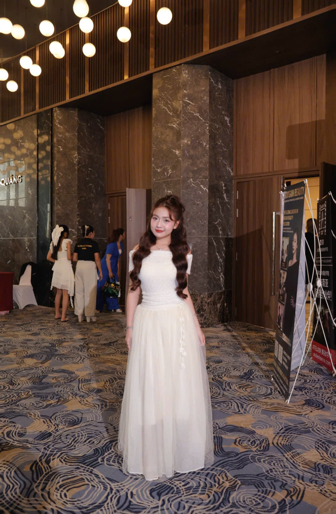 Đỗ Thu Huyền tại không gian sự kiện - hình ảnh nhẹ nhàng, tự tin và giàu năng lượng tích cực (Ảnh: BTC)