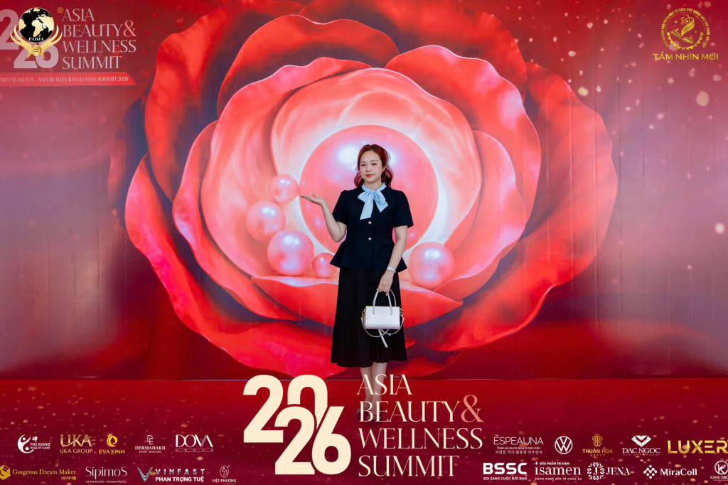 Thùy Anh trong không gian nhận diện FABIA S9 - Asia Beauty & Wellness Summit 2026, sự kiện quy tụ nhiều đơn vị và gương mặt trong ngành làm đẹp (Ảnh: BTC)
