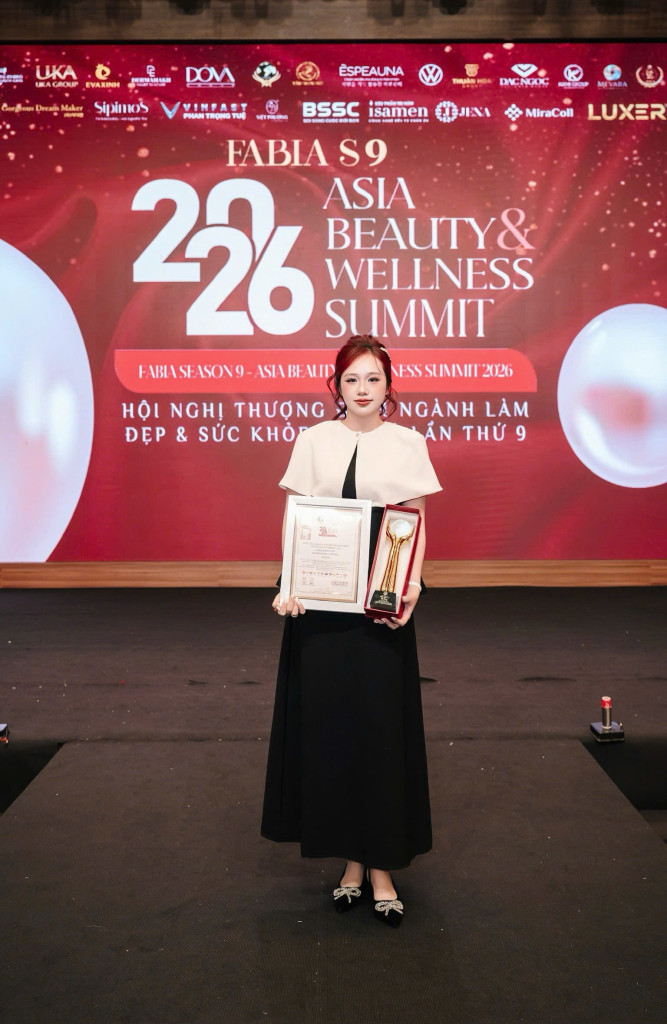 Khoảnh khắc vinh danh Thùy Anh trong không gian nhận diện FABIA S9 - Asia Beauty & Wellness Summit 2026 (Ảnh; BTC)