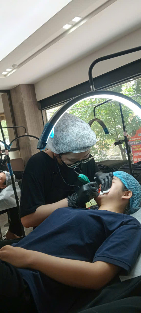 Hoài Ngọc trong quá trình thực hành nghề – sự tập trung và tỉ mỉ tạo nên dấu ấn của một người làm nghề nghiêm túc (Ảnh: BTC)