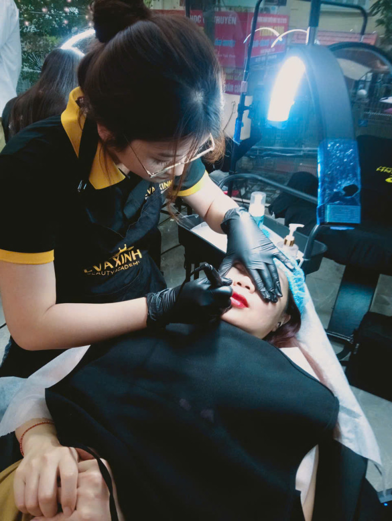 Mỗi thao tác là một lời cam kết về sự tận tâm, về tay nghề và về mong muốn mang đến vẻ đẹp hài hòa cho khách hàng (Ảnh: BTC)