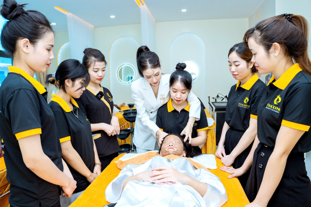 : Giờ học thực hành tại Evaxinh Beauty Academy: người thầy đứng sát bàn nghề, học viên quan sát từng thao tác nhỏ (Ảnh: BTC)