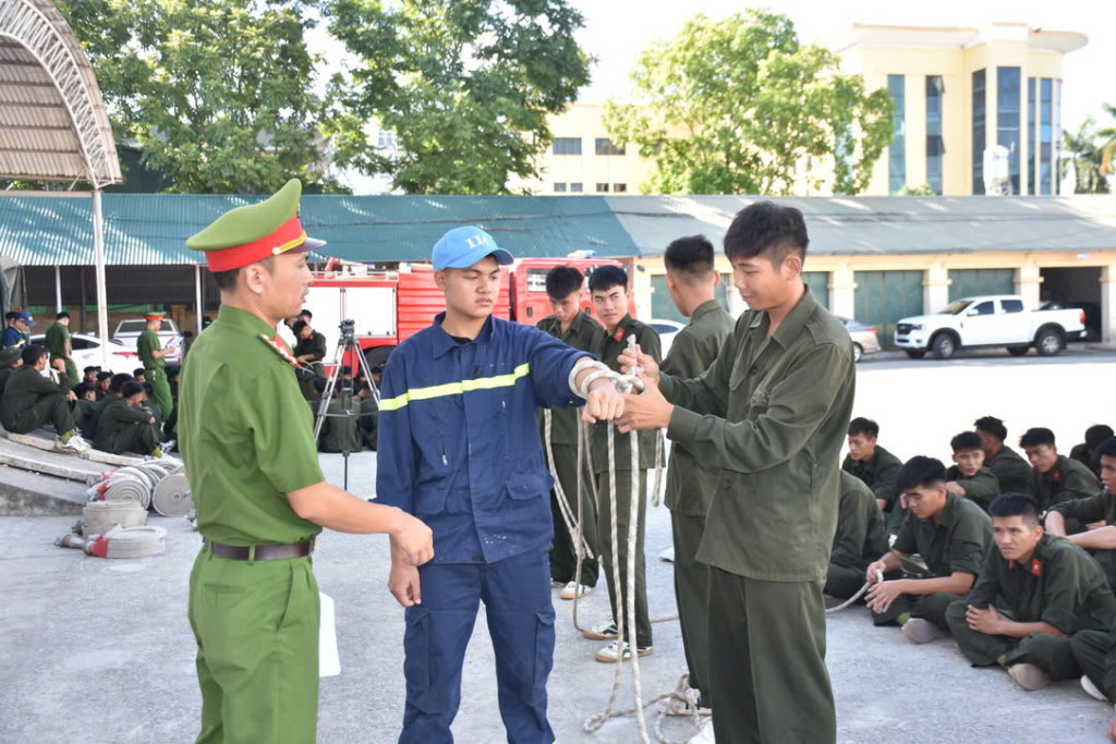 Chiến sĩ nghĩa vụ thực hành kỹ thuật sử dụng dây cứu nạn, cứu hộ theo nội dung kiểm tra (Ảnh: CATH)