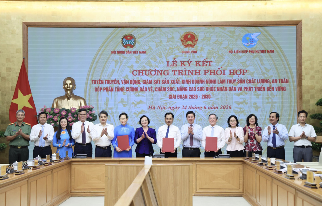 Lễ ký kết Chương trình phối hợp về tuyên truyền, vận động, giám sát sản xuất, kinh doanh nông lâm thủy sản chất lượng, an toàn góp phần tăng cường bảo vệ, chăm sóc, nâng cao sức khỏe nhân dân và phát triển bền vững giai đoạn 2026-2030 (Ảnh: VGP/Thu Giang)