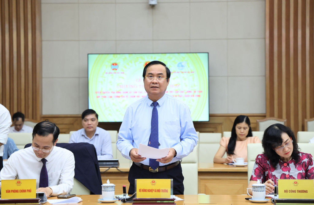 Thứ trưởng Bộ Nông nghiệp và Môi trường Võ Văn Hưng báo cáo về kết quả chương trình phối hợp giai đoạn 2021-2025 (Ảnh: VGP/Thu Giang)