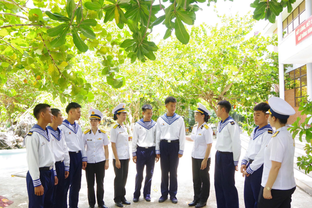 Nữ quân nhân Học viện Hải quân tâm sự cùng chiến sĩ đảo Song Tử Tây (Ảnh: PV)