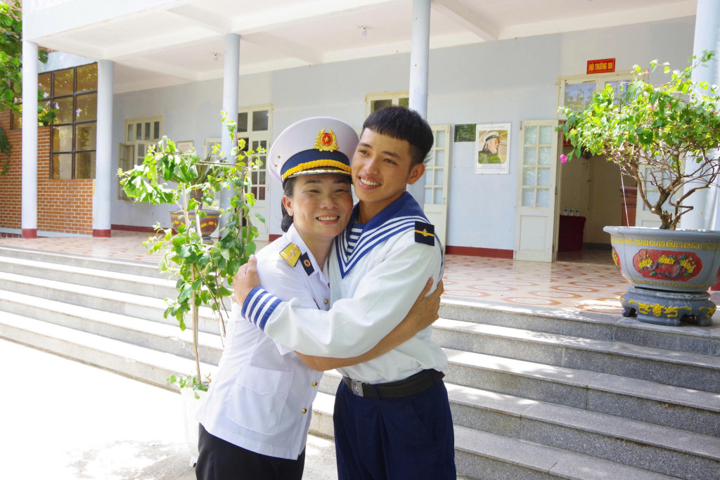 Cái ôm đong đầy tình cảm của đất liền với chiến sĩ Trường Sa (Ảnh: PV)