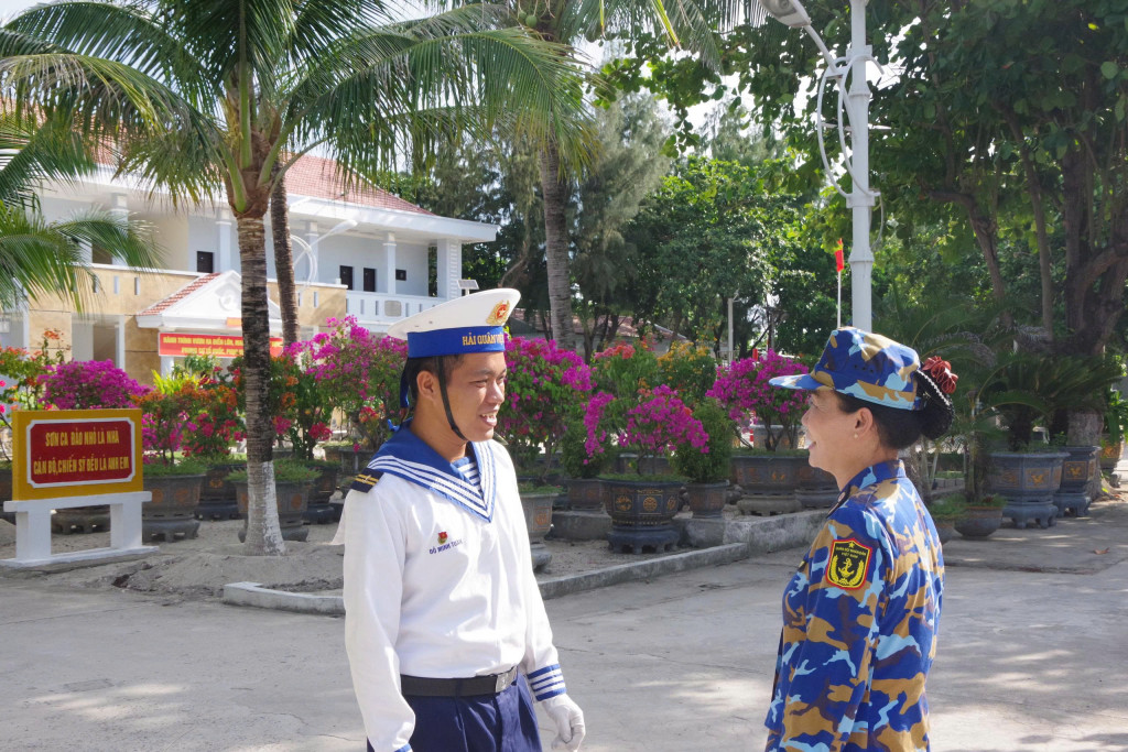 Trung sĩ Đỗ Minh Tuấn, chiến sĩ đảo Sơn Ca tâm sự, chia sẻ về cuộc sống trên đảo và ước mơ của mình (Ảnh: PV)