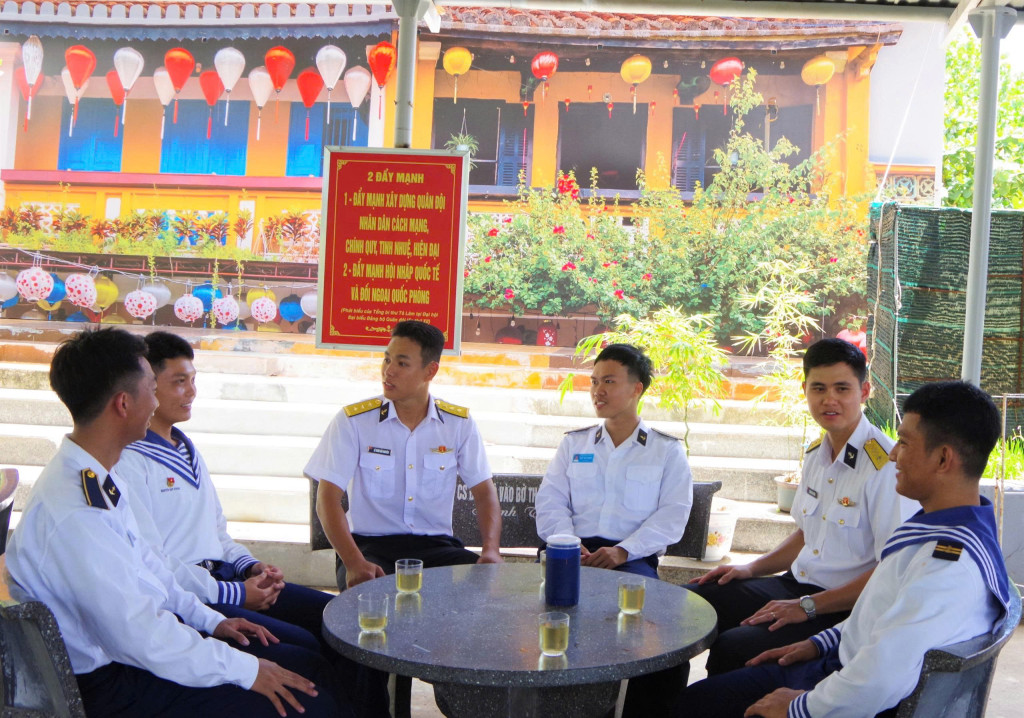 Cán bộ, học viên, Học viện Hải quân trò chuyện cùng chiến sĩ Đảo Song Tử Tây (Ảnh: PV)