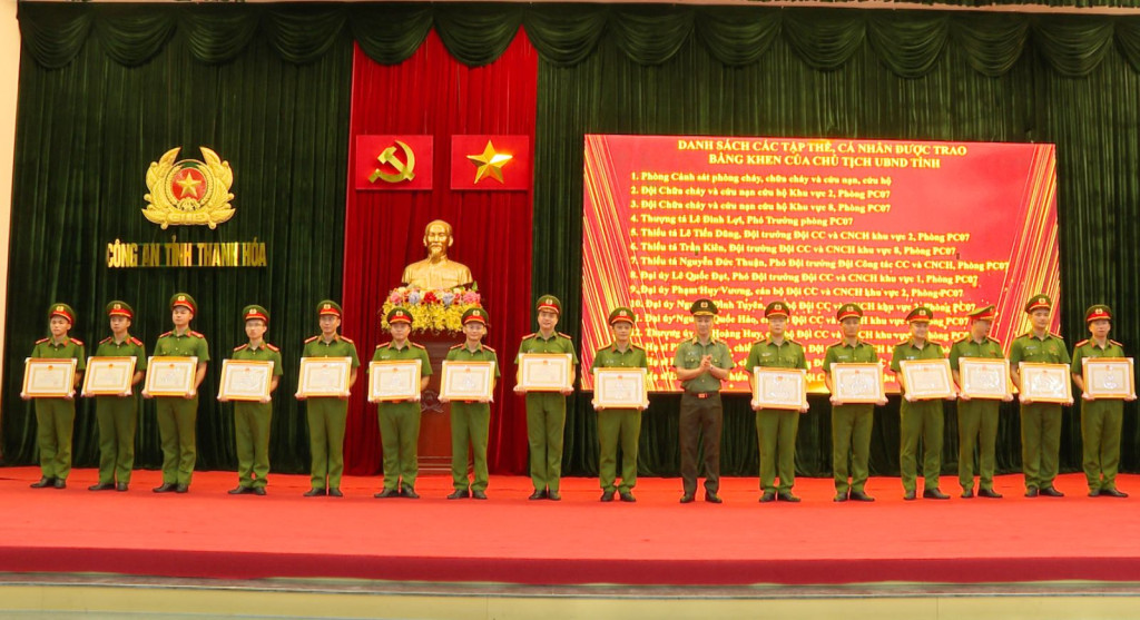 Thiếu tướng Tô Anh Dũng, Giám đốc Công an tỉnh tặng Bằng khen của Chủ tịch UBND tỉnh cho 3 tập thể và 12 cá nhân