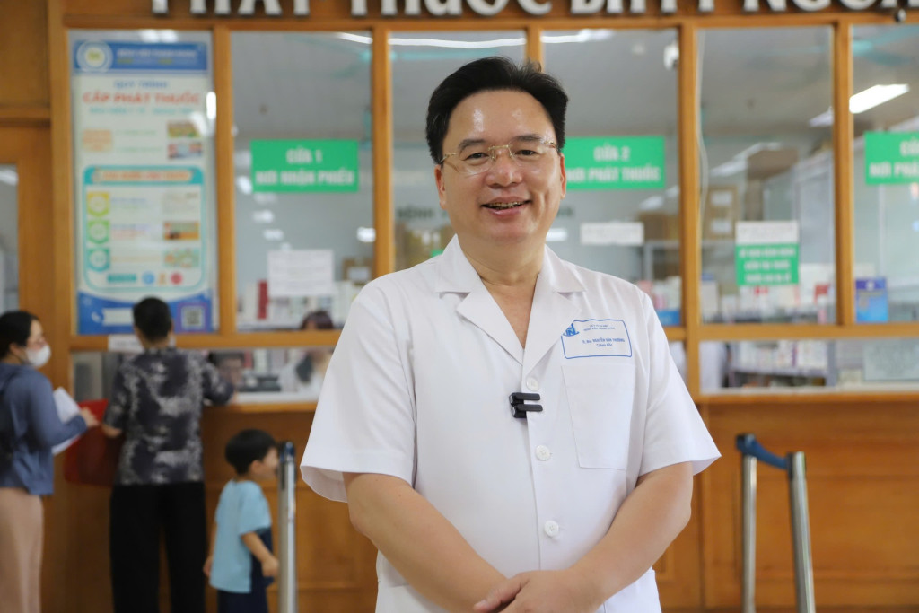 TS.BS Nguyễn Văn Thường, Giám đốc Bệnh viện Thanh Nhàn: Các cán bộ trong bệnh viện đã được tập huấn để bảo đảm người dân được hưởng đúng, đủ quyền lợi BHYT (Ảnh: VGP)