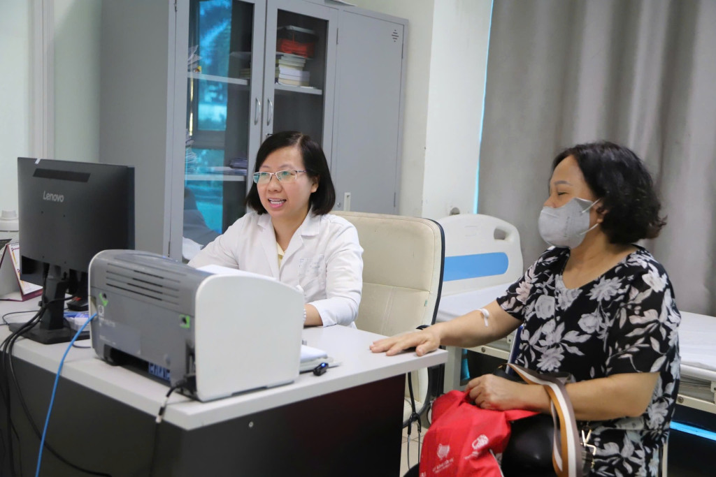 Người dân đến khám tại Bệnh viện Thanh Nhàn, Hà Nội (Ảnh: VGP)