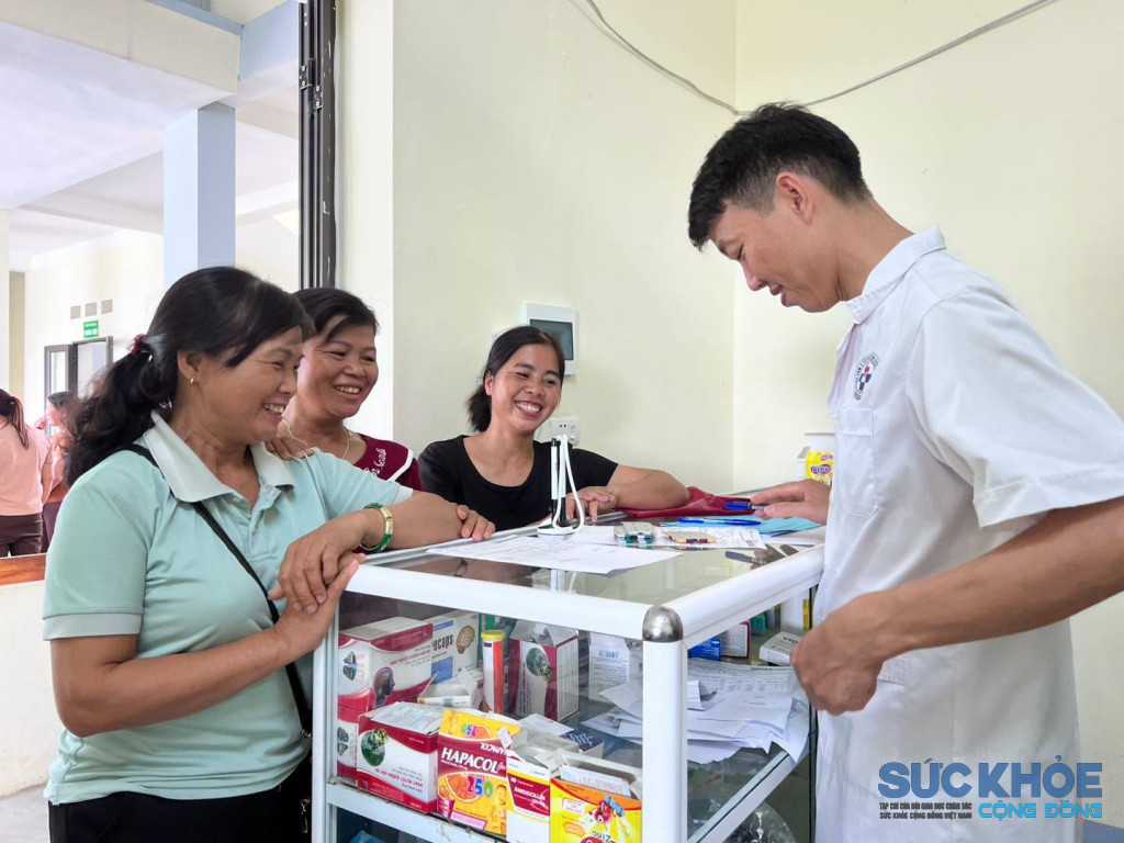 Cấp phát thuốc bảo hiểm Y tế phục vụ người dân tại TTYT khu vực Tân Sơn (ảnh: TL)