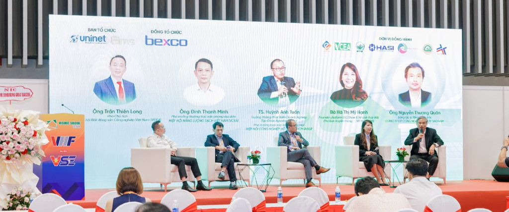 Các diễn giả tham gia phiên thảo luận chuyên đề (Ảnh: BTC)