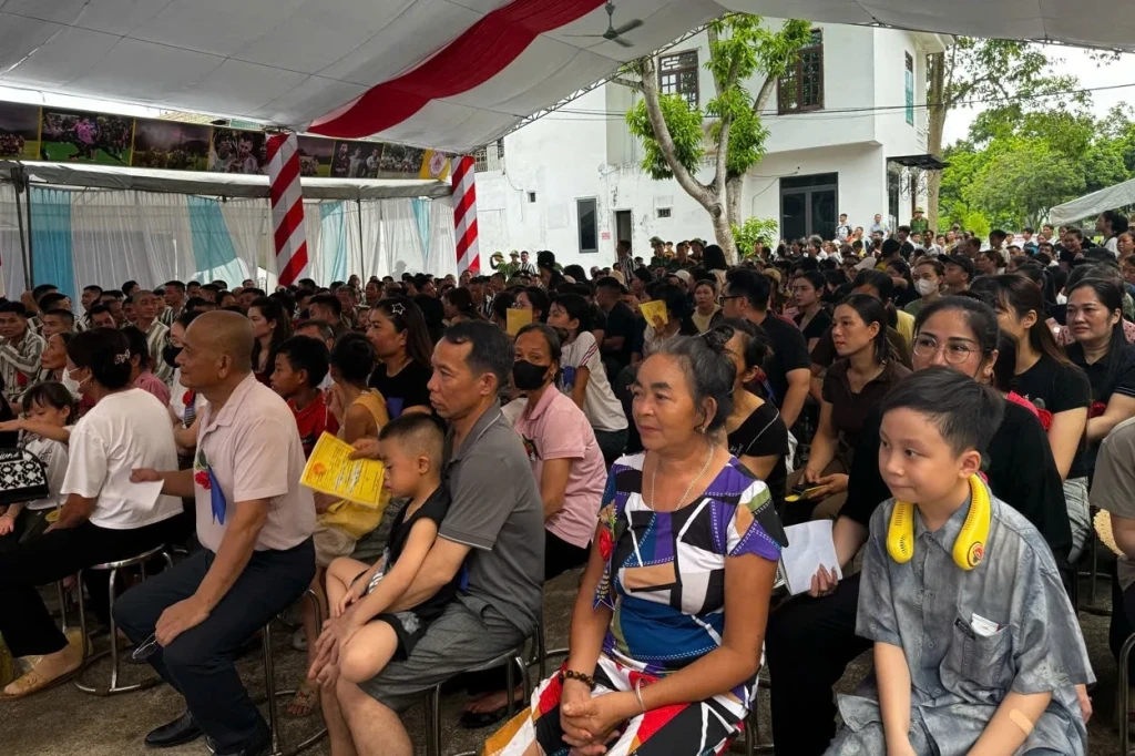 Khoảng 900 thân nhân phạm nhân, đại diện cho gia đình của hơn 3.000 phạm nhân đang chấp hành án tại trại giam Thanh Cẩm tham dự hội nghị
