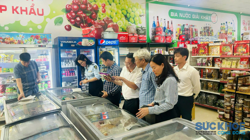 Kiểm tra, giám sát hàng hoa đông lạnh tại siêu thị trên địa bàn tỉnh (ảnh: TL)