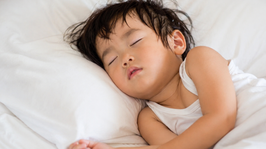 Trẻ đổ mồ hôi kéo dài hoặc xuất hiện cả lúc ngủ cần được đưa đế bác sĩ đánh giá nguyên nhân (Ảnh: Sưu tầm)