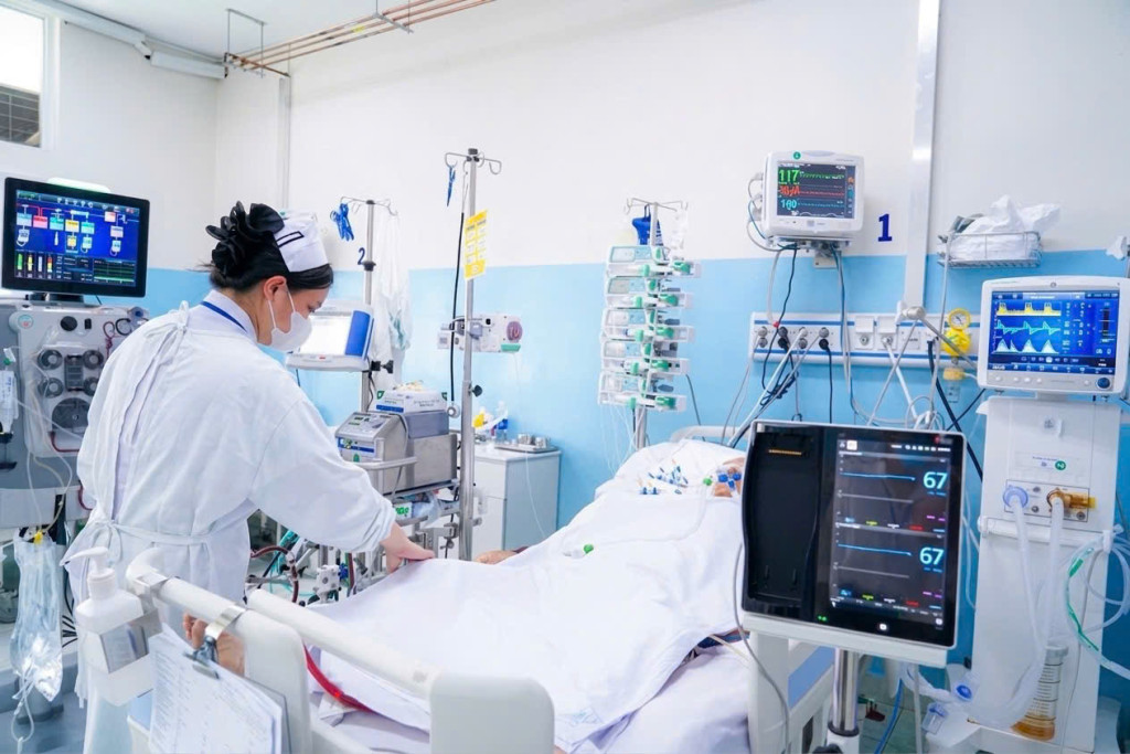 Hệ thống hồi sức tích cực với kỹ thuật VA-ECMO được sử dụng để duy trì tuần hoàn và oxy hóa máu, tạo điều kiện can thiệp tái thông mạch vành, góp phần cứu sống bệnh nhân ngừng tim kháng trị (Ảnh: BVCC)