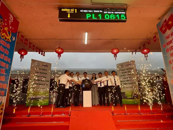 Các đại biểu thực hiện nghi thức Lễ khai trương Đoàn tàu Hà Nội - Phủ Lý đưa đón nhân viên y tế Bệnh viện Bạch Mai (Ảnh: BVCC)