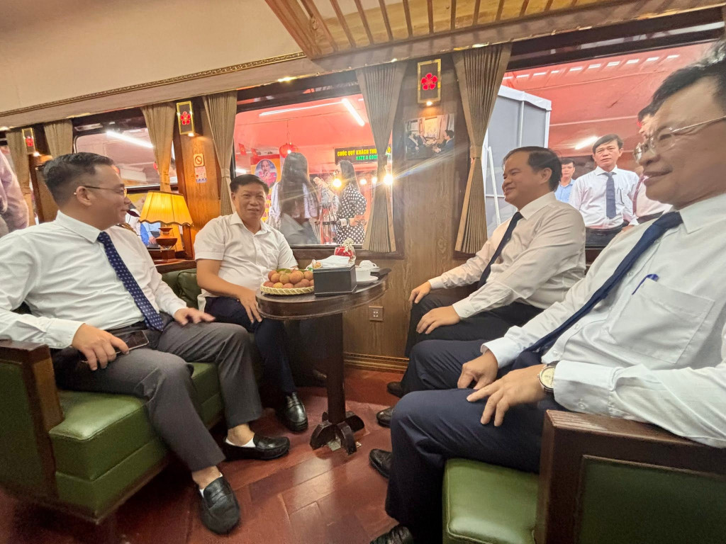 Các đại biểu trải nghiệm Đoàn tàu Hà Nội - Phủ Lý đưa đón nhân viên y tế Bệnh viện Bạch Mai (Ảnh: BVCC)
