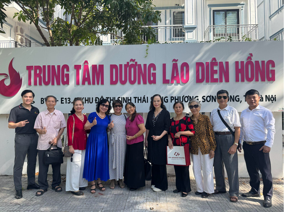 Các thành viên Chi hội CRX có mặt từ sớm tại Viện Dưỡng lão Diên Hồng (Ảnh: 