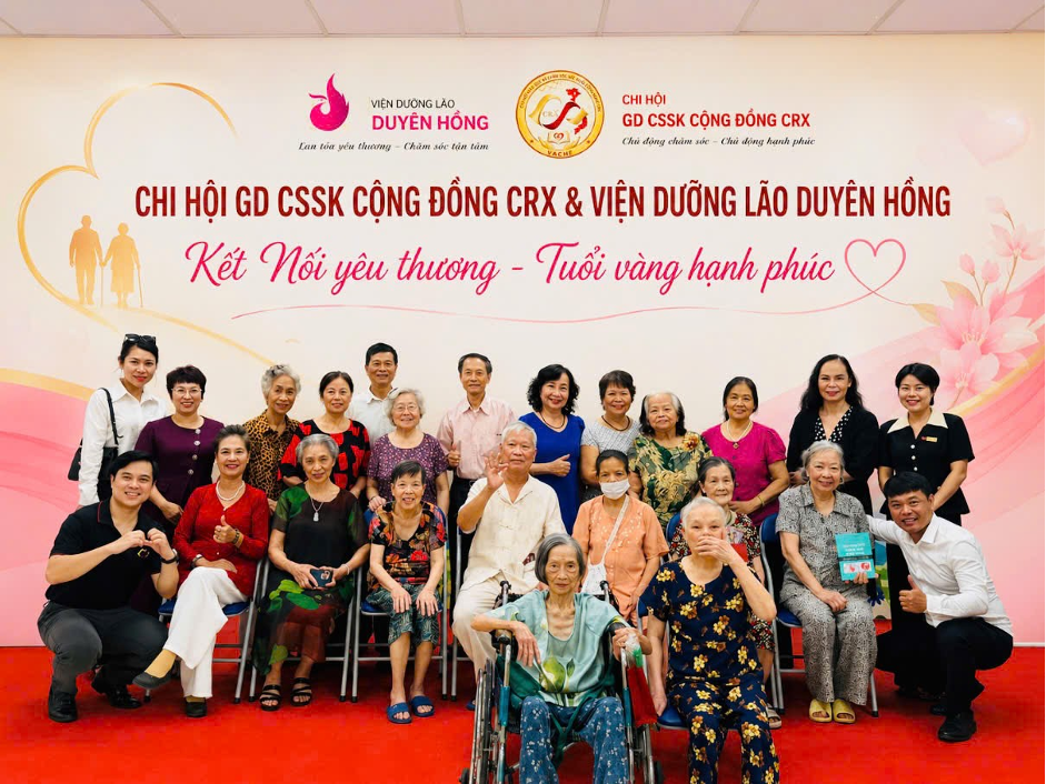 Chi hội CRX chụp ảnh lưu niệm cùng các cụ tại Viện Dưỡng lão Diên Hồng (Ảnh