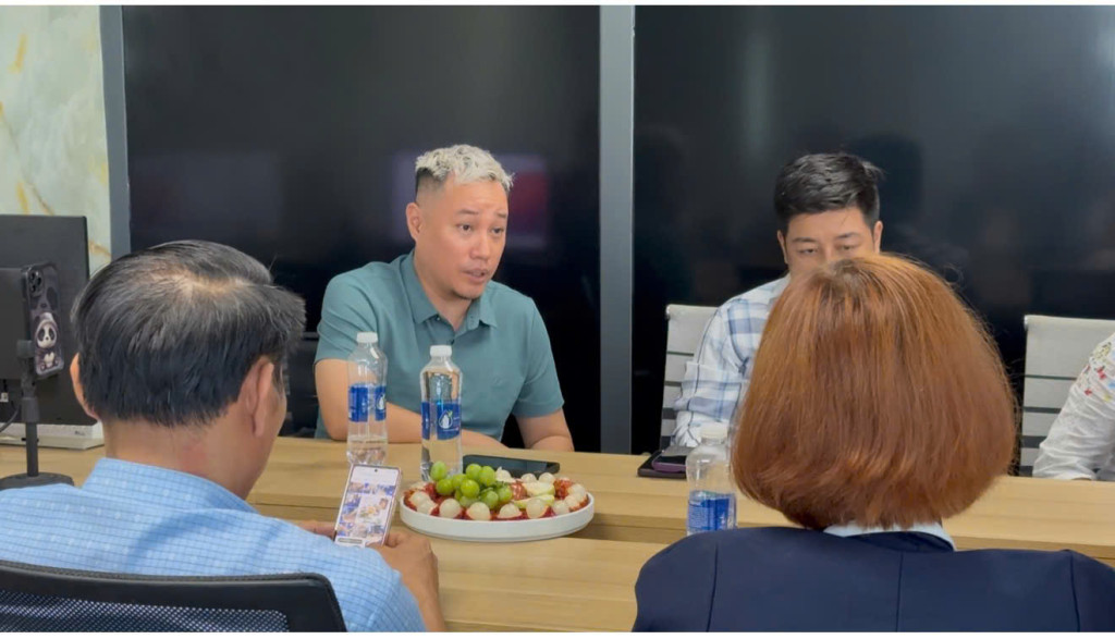Ông Nguyễn Việt Tuấn - Trưởng Văn phòng Đại diện Trung ương Hội khu vực miền Trung phá biển nhận nhiệm vụ (Ảnh:Trung Huy)