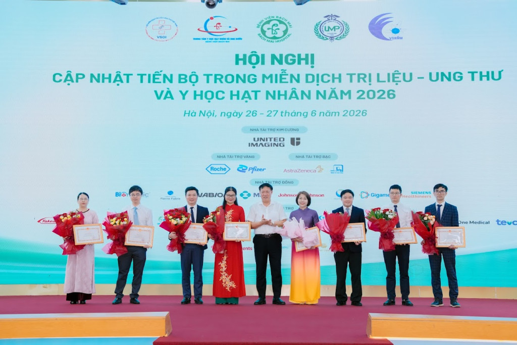 Thành lập Viện Y học hạt nhân và ung bướu, Bệnh viện Bạch Mai do PGS.TS Phạm Cẩm Phương (áo dài đỏ) giữ chức Viện trưởng (Ảnh: VGP)