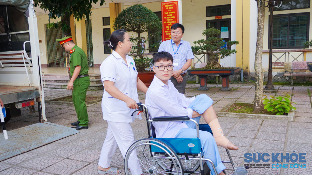 Sự hỗ trợ tận tình của đội ngũ y, bác sĩ và nhân viên y tế đã giúp em Lê Công Sơn có mặt đúng giờ để bước vào môn thi đầu tiên (ảnh: TL)